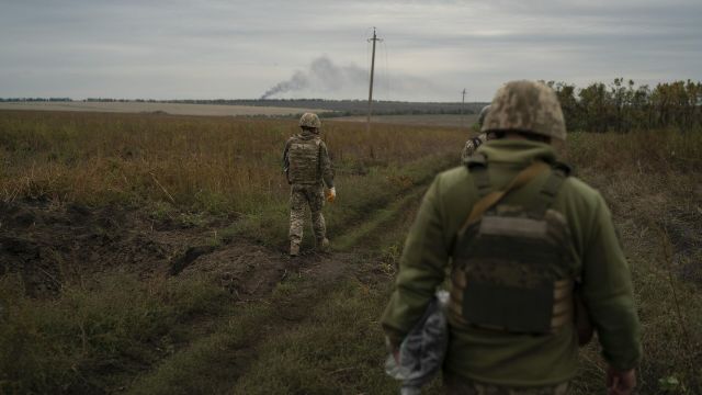 Украинские солдаты ищут тела погибших военнослужащих ВСУ