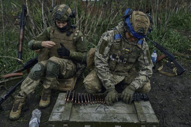 Украинские солдаты на позициях под Угледаром