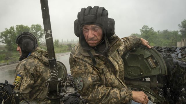 Украинские солдаты на танке