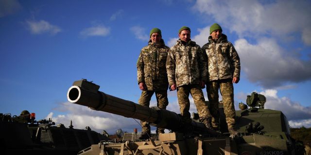 Украинские солдаты на танке Challenger 2 в лагере Бовингтон, Великобритания. Архивное фото
