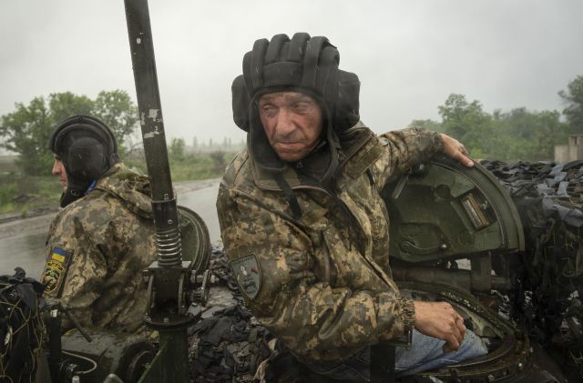 Украинские солдаты на танке под Артемовском