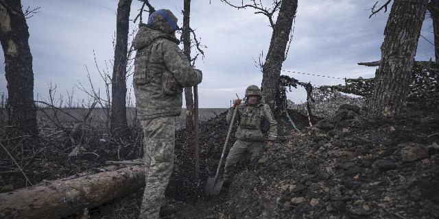 Украинские солдаты роют траншею на передовой возле Клещеевки в Донецкой области 18 марта 2024 года.