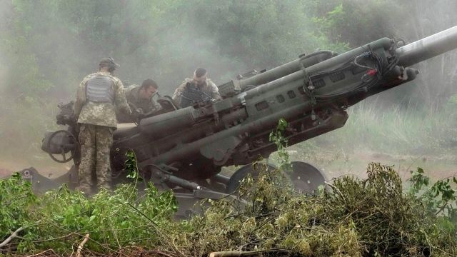Украинские солдаты ведут обстрел из американской гаубицы М777 в Донецкой области