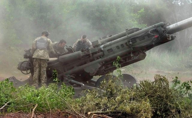 Украинские солдаты ведут обстрел из американской гаубицы М777 в Донецкой области