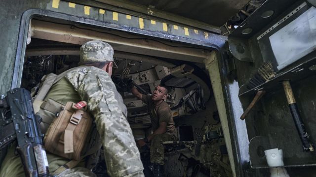 Украинские солдаты внутри самоходной гаубицы М109 на передовой в Запорожской области