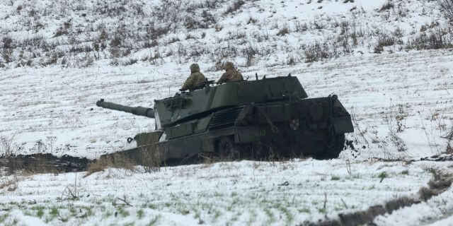 Украинские танкисты на танке Leopard 1A5 недалеко от линии фронта в Харьковской области 24 ноября 2023 года