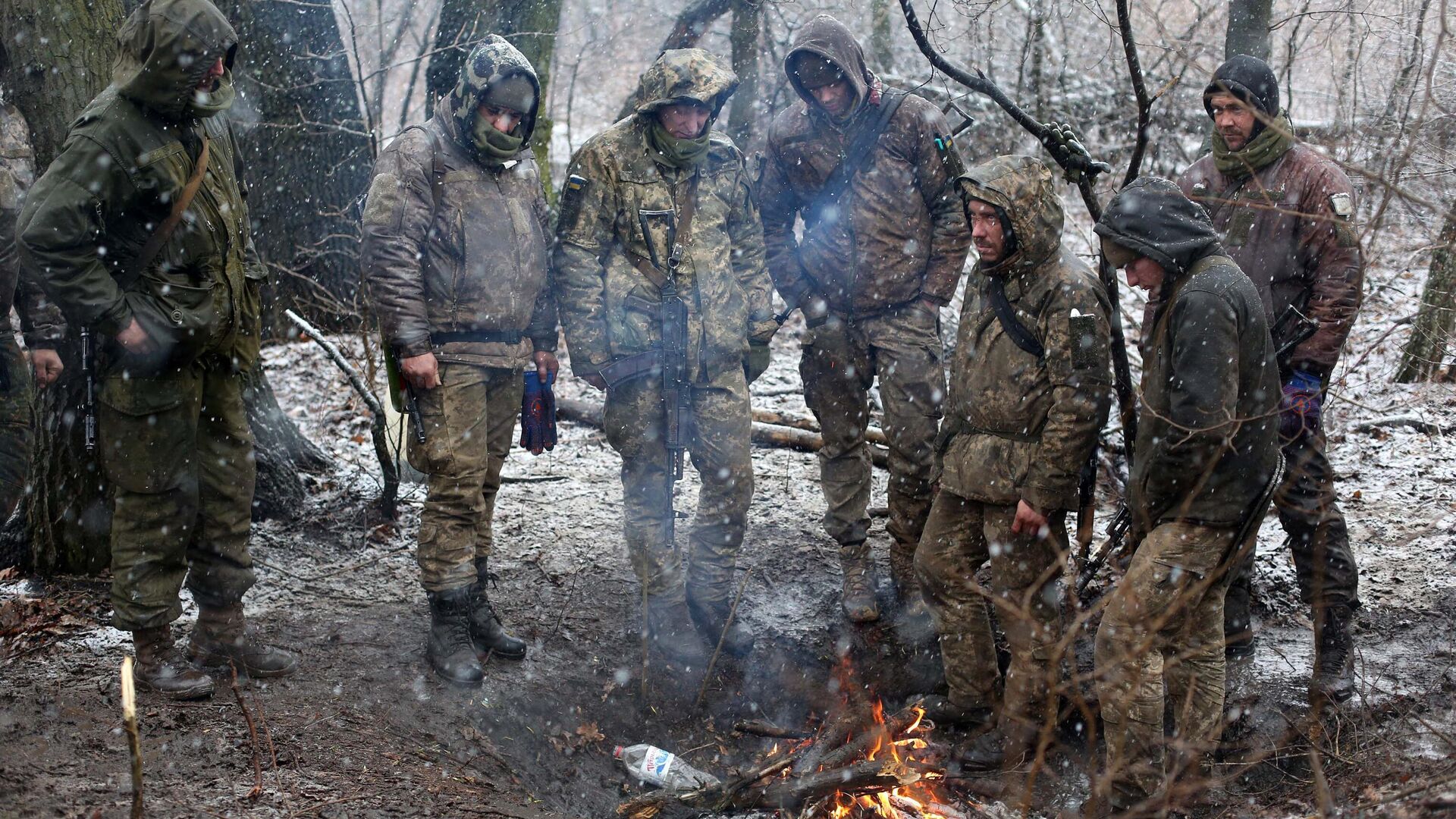 Украинские военнослужащие греются у костра