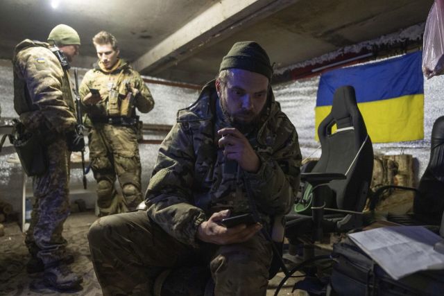Украинские военнослужащие морской пехоты в укрытии в городе Угледаре