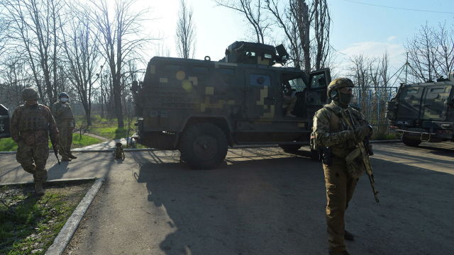 Украинские военнослужащие на линии соприкосновения в Широкино Донецкой области