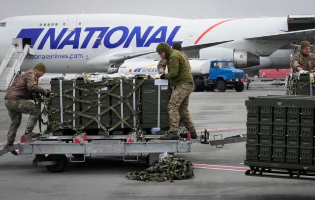 Украинские военнослужащие распаковывают партию военной помощи, доставленной из США
