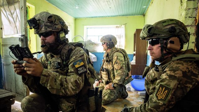 Украинские военнослужащие управляют беспилотником на своей позиции на передовой в Николаевской области, Украина. 8 августа 2022 года