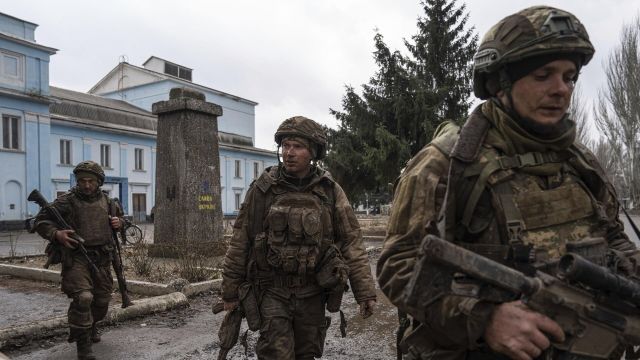 Украинские военнослужащие в городе Часов Яр под Артемовском