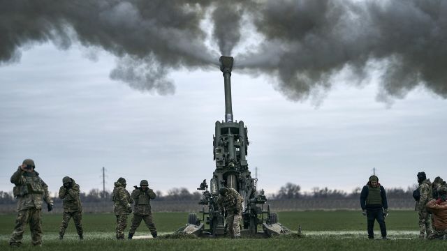 Украинские военнослужащие ведут огонь из гаубицы М-777