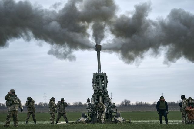 Украинские военнослужащие ведут огонь из гаубицы М777