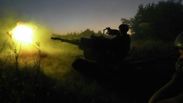 Украинские военнослужащие ведут огонь из зенитной установки