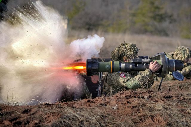 Украинские военнослужащие во время учений со стрельбой из противотанковых ракетных комплексов NLAW в Донецкой области