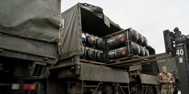 Украинские военнослужащие загружают в грузовик американскую переносную противотанковую ракету FGM-148 Javelin