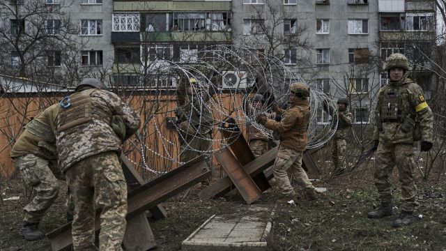 Украинские военные готовят баррикады в Артемовске (Бахмуте)