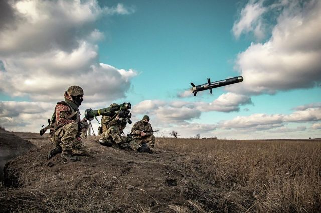 Украинские военные используют пусковую установку с американскими ракетами Javelin во время военных учений в Донецкой области