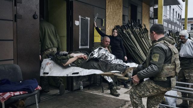 Украинские военные переносят раненого в Артемовске (украинское название Бахмут)