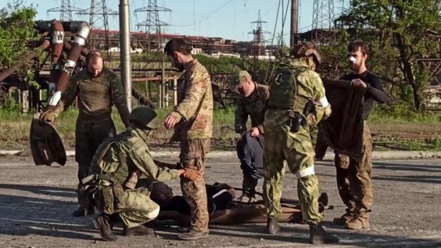 Украинские военные с "Азовстали" в Мариуполе сдаются в плен
