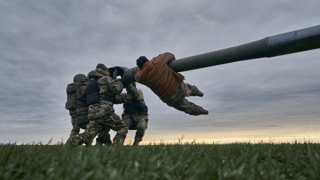 Украинские военные с гаубицей M777 в Херсонской области. 9 января 2023