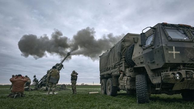 Украинские военные стреляют из американской 155-мм гаубицы. Архивное фото