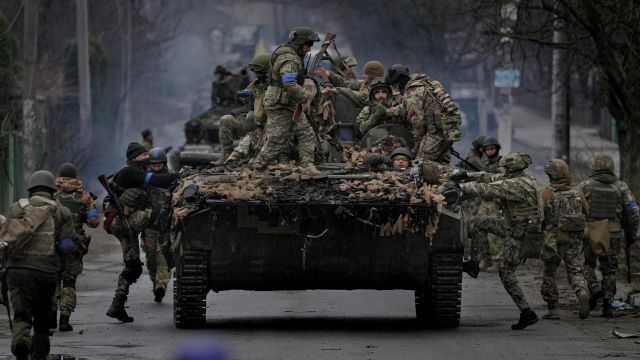 Украинские военные в городе Буче