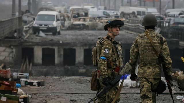 Украинские военные в городе Ирпень под Киевом