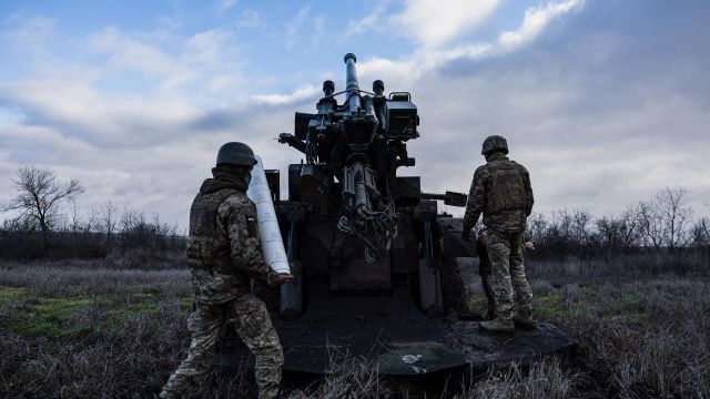 Украинские военные возле французской самоходной гаубицы CAESAR