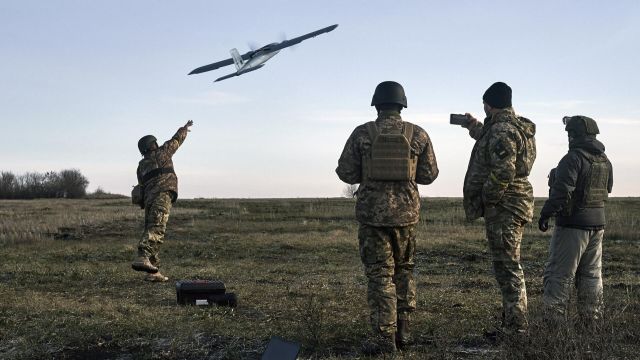 Украинские военные запускают беспилотник