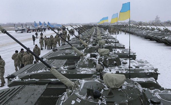 Украинские солдаты во время встречи с Петром Порошенко на военной базе рядом с Житомиром