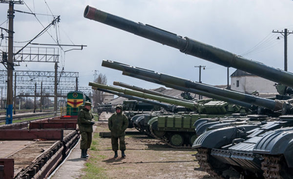 Украинские танки готовятся к погрузке на поезд на железнодорожной станции близ Симферополя