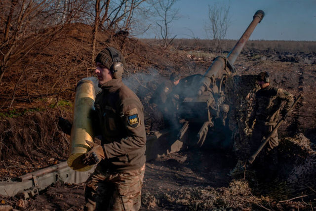 Украинские военнослужащие на линии фронта недалеко от Соледара, Донецкая область, 2022 год