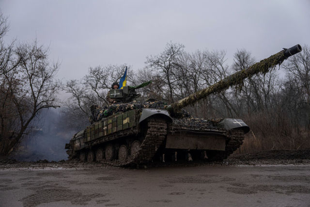 Украинские военнослужащие на танке возле Бахмута, Украина, 8 марта 2023 года