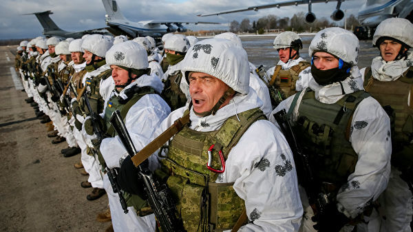 Украинские военнослужащие на военно-воздушной базе в районе Житомира перед передислокацией на восток Украины