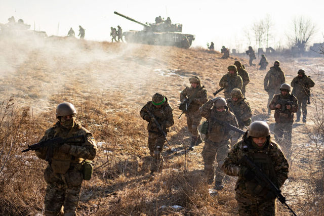 Украинские военнослужащие принимают участие в боевых учениях недалеко от линии фронта в районе Харькова, 2023 год