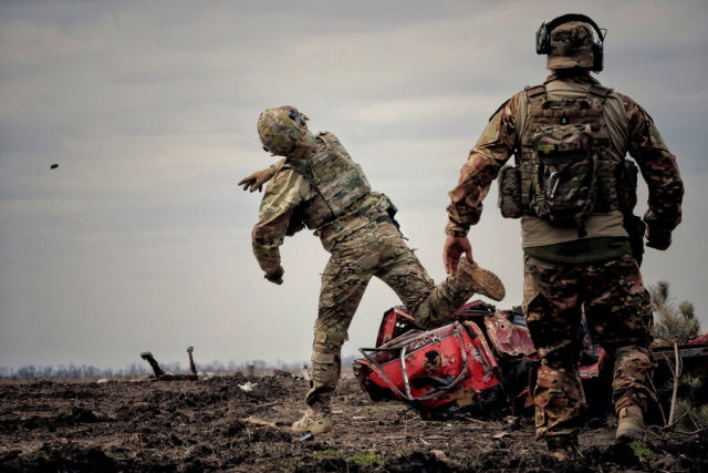 Украинские военнослужащие во время боевых учений