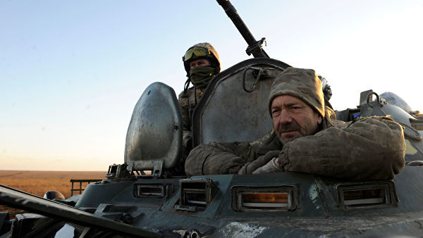Украинские военнослужащие во время учений на востоке Украины