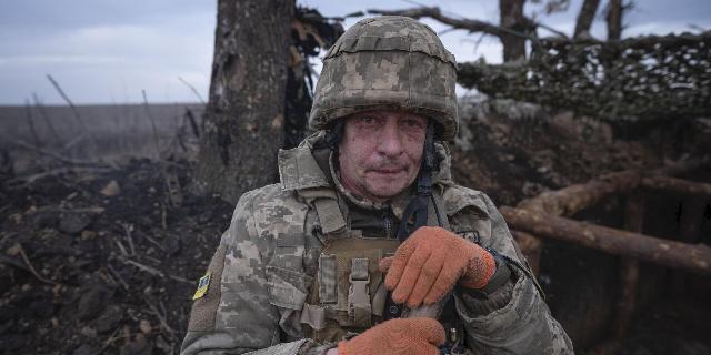 Украинский солдат копает траншею на передовой возле села Клещеевка, Донецкая область, Украина. 18 марта 2024 года.