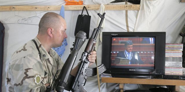 Украинский солдат смотрит инаугурацию избранного президента Украины Петра Порошенко