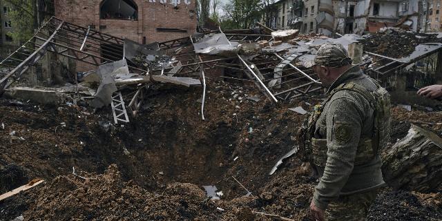 Украинский солдат у воронки от взрыва в Авдеевке 28 апреля 2023 года