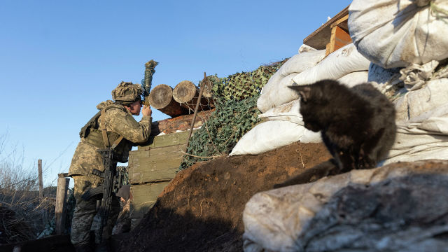Украинский солдат в окопе на линии разграничения с Донецкой областью