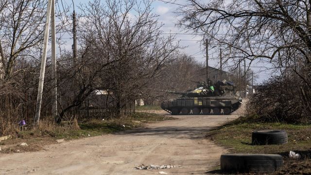 Украинский танк на окраине Николаева