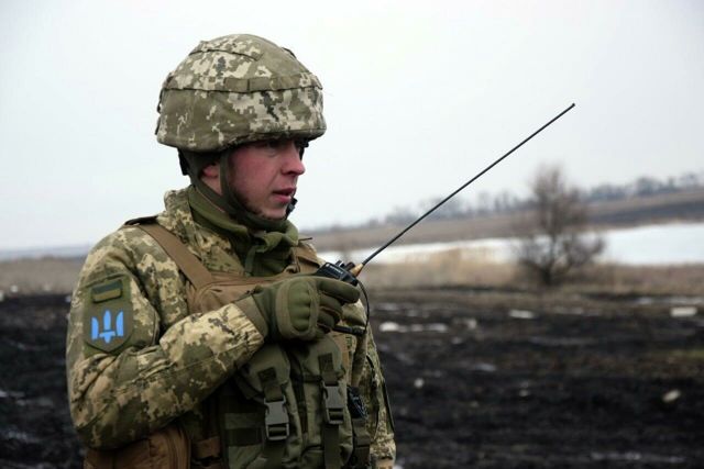 Украинский военнослужащий на линии соприкосновения в Донецкой области