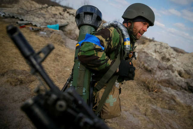 Украинский военнослужащий с гранатометом NLAW, март 2022 года