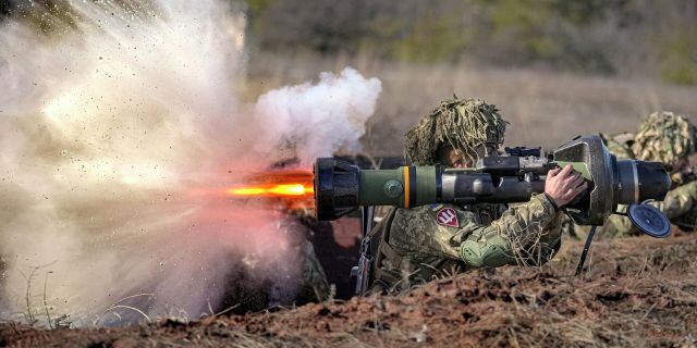 Украинский военнослужащий стреляет из противотанкового оружия NLAW