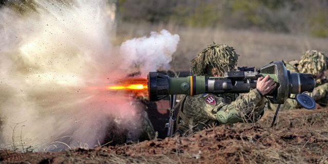 Украинский военнослужащий стреляет из противотанкового оружия NLAW во время учений