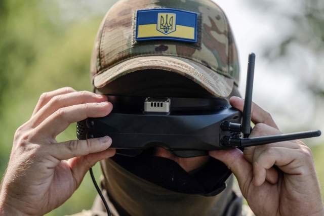 Украинский военнослужащий управляет FPV-дроном