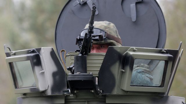 Украинский военнослужащий в башне бронемашины